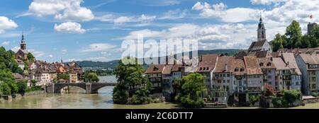 Laufenburg, AG / Svizzera - 4 luglio 2020: Vista panoramica dell'idilliaca città di confine di Laufenburg sul Reno, nella Svizzera settentrionale Foto Stock