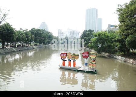 Surabaya, Indonesia. 09 luglio 2020. Attivisti indonesiani dell'Ecologia e dell'Istituto per la conservazione delle terre umili (Ecoton) hanno visto tenere cartelli su una barca nei fiumi Kalimas, Surabaya, Indonesia durante la protesta contro l'uso improprio di plastica usa e getta, cloro, e microplastica, il 9 luglio 2020. (Foto di Julian Romadhon/INA Photo Agency/Sipa USA) Credit: Sipa USA/Alamy Live News Foto Stock