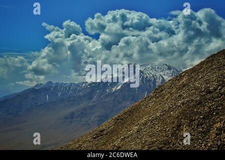 vista panoramica di una montagna con cielo blu e nuvole sopra. Foto Stock