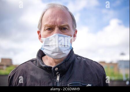 Stirling, Scozia, Regno Unito. 9 luglio 2020. Sean Clerkin (nella foto di Glasgow questa mattina prima di andare al confine scozzese) a nome di Action for Scotland, è qui oggi per protestare contro il fatto che la Scozia ha un confine reale e ha la sua cultura, lingua e storia. Chiedono che tutti i viaggi non essenziali vengano interrotti dall'Inghilterra, dall'altra parte del confine, perché il coronavirus (COVID19) è cinque volte superiore in Inghilterra che in Scozia. Si tratta di salute pubblica e nient'altro. Credit: Colin Fisher/Alamy Live News Foto Stock