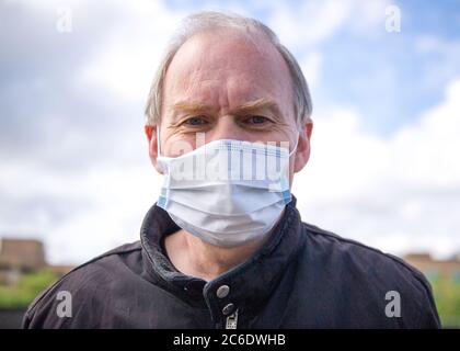 Stirling, Scozia, Regno Unito. 9 luglio 2020. Sean Clerkin (nella foto di Glasgow questa mattina prima di andare al confine scozzese) a nome di Action for Scotland, è qui oggi per protestare contro il fatto che la Scozia ha un confine reale e ha la sua cultura, lingua e storia. Chiedono che tutti i viaggi non essenziali vengano interrotti dall'Inghilterra, dall'altra parte del confine, perché il coronavirus (COVID19) è cinque volte superiore in Inghilterra che in Scozia. Si tratta di salute pubblica e nient'altro. Credit: Colin Fisher/Alamy Live News Foto Stock