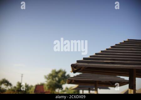Tettoie in legno sulla spiaggia su sfondo blu. Foto Stock