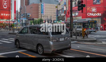 Veicolo nella strada del quartiere di Sangenjaya, Tokyo, Giappone al tramonto. Foto Stock