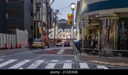 Veicolo nella strada del quartiere di Sangenjaya, Tokyo, Giappone al tramonto. Foto Stock