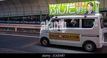 Veicolo nella strada del quartiere di Sangenjaya, Tokyo, Giappone al tramonto. Foto Stock