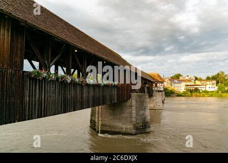 Bad Saeckingen, BW / Germania - 4 luglio 2020: Vista sullo storico 13° ponte coperto di legno di Bad Saeckingen sul Reno Foto Stock