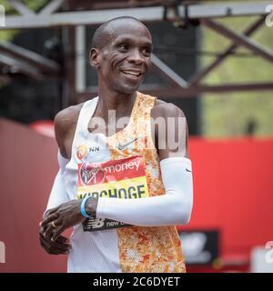 Eliud Kipchoge, Kenya, vince la gara maschile d'élite, Virgin Money London Marathon 2019, Inghilterra, UK Foto Stock