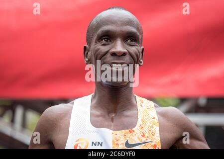 Eliud Kipchoge, Kenya, vince la gara maschile d'élite, Virgin Money London Marathon 2019, Inghilterra, UK Foto Stock