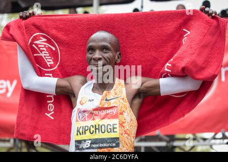 Eliud Kipchoge, Kenya, vince la gara maschile d'élite, Virgin Money London Marathon 2019, Inghilterra, UK Foto Stock