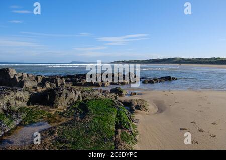 Vista sulla spiaggia di East Strand verso Dunluce a Portrush nella contea di Antrim, Irlanda del Nord Foto Stock