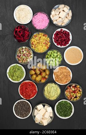 Cibo vegano per una dieta sana con cibi ricchi di proteine, vitamine, minerali, antocianine, omega 3, antiossidanti, smart carbs e fi dietetico Foto Stock