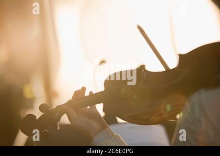 Primo piano di violinista esecuzione Foto Stock