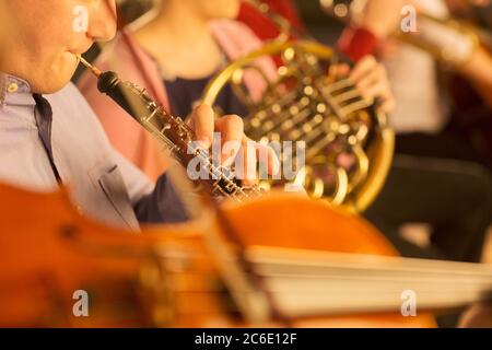 Primo piano di musicisti classici che si esibiscono Foto Stock