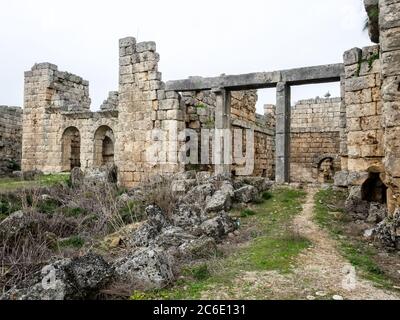 Rovine di colonne di marmo nella città antica di Perge vicino Antalya, Turchia Foto Stock