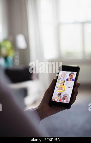 Chat video donne senior sullo schermo dello smartphone Foto Stock