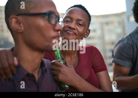 Ritratto felice giovane coppia bevendo birra Foto Stock