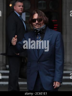 Londra, Regno Unito. 09 luglio 2020. L'attore americano Johnny Depp arriva all'High Court di Londra dove sta citando il giornale Sun su un articolo che ha affermato di essere una 'moglie battitore' giovedì 09 luglio 2020. La durata della prova è prevista per due settimane. Foto di Hugo Philpott/UPI Credit: UPI/Alamy Live News Foto Stock