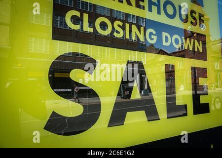 Un cartello nella finestra del negozio di Brighton riporta chiusura della vendita. I negozi del Regno Unito sono in via di riapertura il 15 giugno, seguendo i consigli del governo in seguito alla chiusura del Covid-19. Foto scattata il 27 maggio 2020 Foto Stock