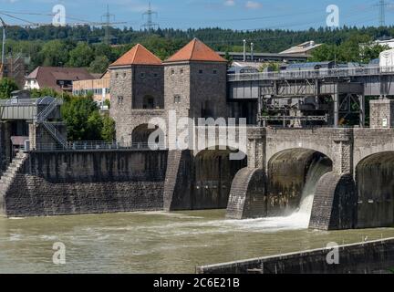 Laufenburg, AG / Svizzera - 4 luglio 2020: Centrale idroelettrica storica sul fiume Reno a Laufenburg Foto Stock