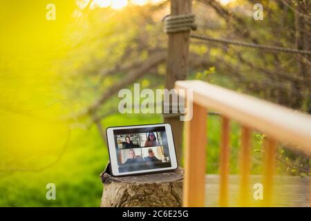 I colleghi videochattano sullo schermo del tablet digitale sul balcone Foto Stock