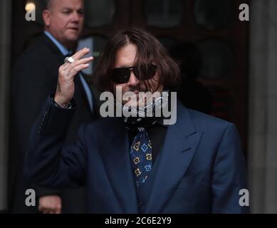 Londra, Regno Unito. 09 luglio 2020. L'attore americano Johnny Depp arriva all'High Court di Londra dove sta citando il giornale Sun su un articolo che ha affermato di essere una 'moglie battitore' giovedì 09 luglio 2020. La durata della prova è prevista per due settimane. Foto di Hugo Philpott/UPI Credit: UPI/Alamy Live News Foto Stock