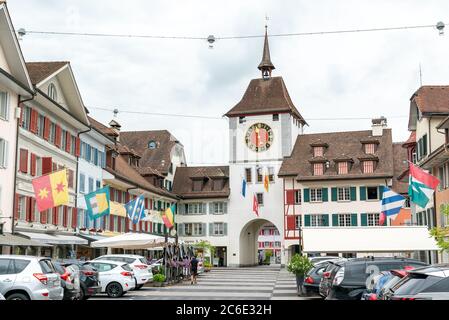 Willisau, LU / Svizzera - 3 luglio 2020: Storico centro storico di Willisau nel cantone di Lucerna con porta della città Foto Stock