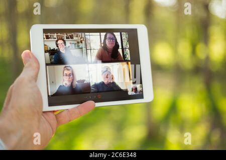Video POV MAN in chat con i colleghi sullo schermo del tablet digitale Foto Stock