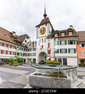 Willisau, LU / Svizzera - 3 luglio 2020: Storico centro storico di Willisau nel cantone di Lucerna con porta e fontana Foto Stock