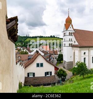 Willisau, LU / Svizzera - 3 luglio 2020: Vista della chiesa della città e delle mura della città vecchia storica di Willisau in Svizzera Foto Stock