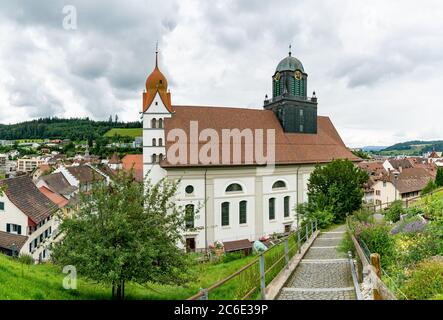 Willisau, LU / Svizzera - 3 luglio 2020: Vista della chiesa della città e delle mura della città vecchia storica di Willisau in Svizzera Foto Stock