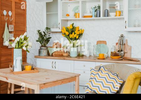 Tavola in legno sulla sommità sfocata sullo sfondo di cucina Foto Stock