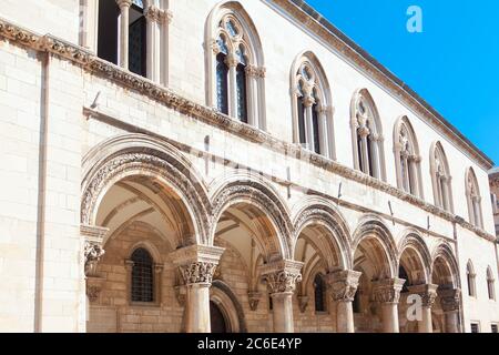 Facciata del Palazzo del Rettore a Dubrovnik . Archi architettonici e Castello medievale Foto Stock