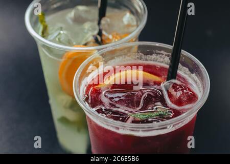 Bevande rinfrescanti per l'estate, succo di limonata dolce e affumido freddo con cubetti di ghiaccio nei bicchieri Foto Stock