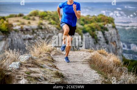 atleta corridore correre montagna stretto sentiero lungo il canyon Foto Stock