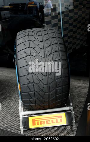 MUGELLO, ITALIA - MAGGIO 2012: Pneumatici Pirelli Formula uno per condizioni umide in mostra nel paddock del circuito del Mugello. Foto Stock