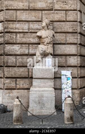 Italia, Lazio, Roma, Ponte, Piazza di Pasquino, Pasquino, una statua parlante Foto Stock