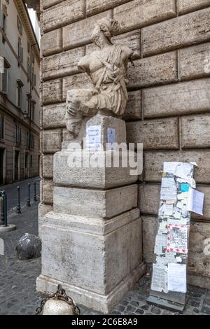 Italia, Lazio, Roma, Ponte, Piazza di Pasquino, Pasquino, una statua parlante Foto Stock