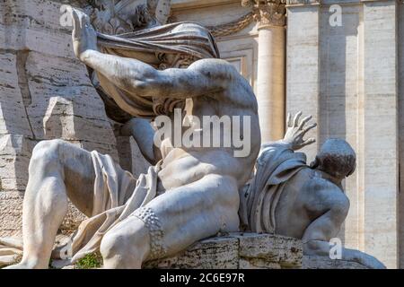 Italia, Lazio, Roma, Ponte, Piazza Navona, Fontana dei quattro fiumi, Fontana dei quattro fiumi, il Dio del Nilo Foto Stock