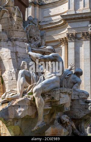 Italia, Lazio, Roma, Ponte, Piazza Navona, Fontana dei quattro fiumi, Fontana dei quattro fiumi, il Dio del Nilo Foto Stock