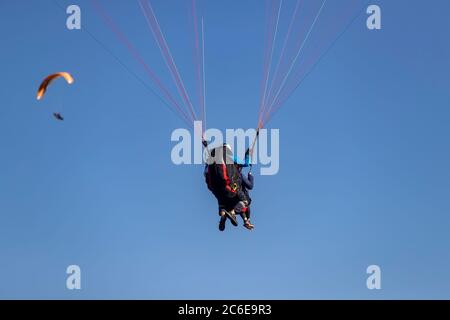 Dramma, Grecia - 5 maggio 2020: Parapendio nella zona popolare per paracadutismo sul lato di Korylovos in Drama Foto Stock