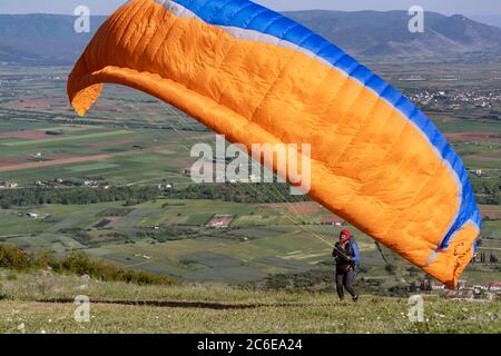 Dramma, Grecia - 5 maggio 2020: Parapendio nella zona popolare per paracadutismo sul lato di Korylovos in Drama Foto Stock