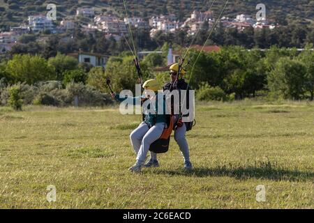 Dramma, Grecia - 5 maggio 2020: Parapendio nella zona popolare per paracadutismo sul lato di Korylovos in Drama Foto Stock