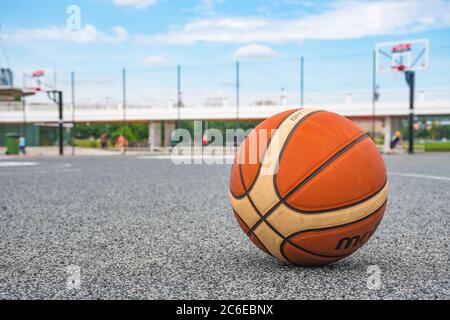 Palla da basket su asfalto campo vicino, basket di strada in città Foto Stock