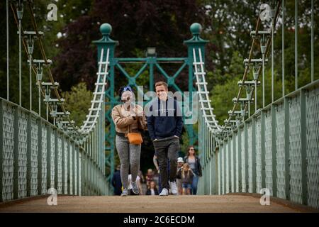 Centro di Shrewsbury nel Shropshire, il Boathouse e il Port Hill Suspension Bridge che attraversano il fiume Seven Foto Stock