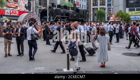 Salariano giapponese in Piazza Steam Locomative (SL) di Shimbashi, Tokyo, Giappone. Foto Stock