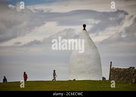 Bollington città in Cheshire grado II classificato punto di riferimento White Nancy struttura in cima a Kerridge Hill originariamente una casa estiva o una follia entro il 1817 Foto Stock