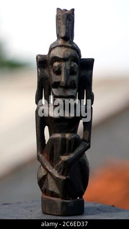 Depok, Indonesia - 6 novembre 2018: Scultura d'epoca di Asmat scolpita da Asmat Tribe, Papua, Indonesia. Editoriale illustrativo. Foto Stock