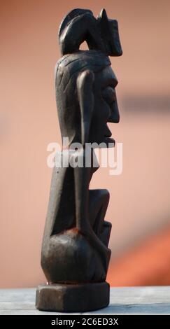 Depok, Indonesia - 6 novembre 2018: Scultura d'epoca di Asmat scolpita da Asmat Tribe, Papua, Indonesia. Editoriale illustrativo. Foto Stock