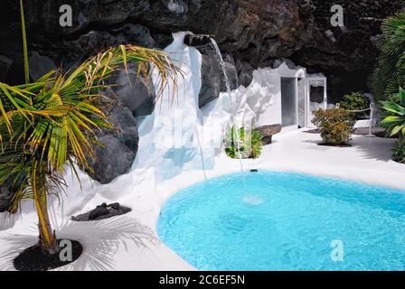 TARO DE TAHICHE, SPAGNA - 18 GIU 2008: Piscina nella casa di Cesar Manrique a Taro deTahiche a Lanzarote. Manrique è l'artista più importante di Lanzarot Foto Stock