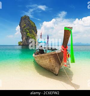 Thai in legno tradizionali longtail boat e bella spiaggia di sabbia a Koh Poda island nella provincia di Krabi. Ao Nang, Thailandia. Foto Stock